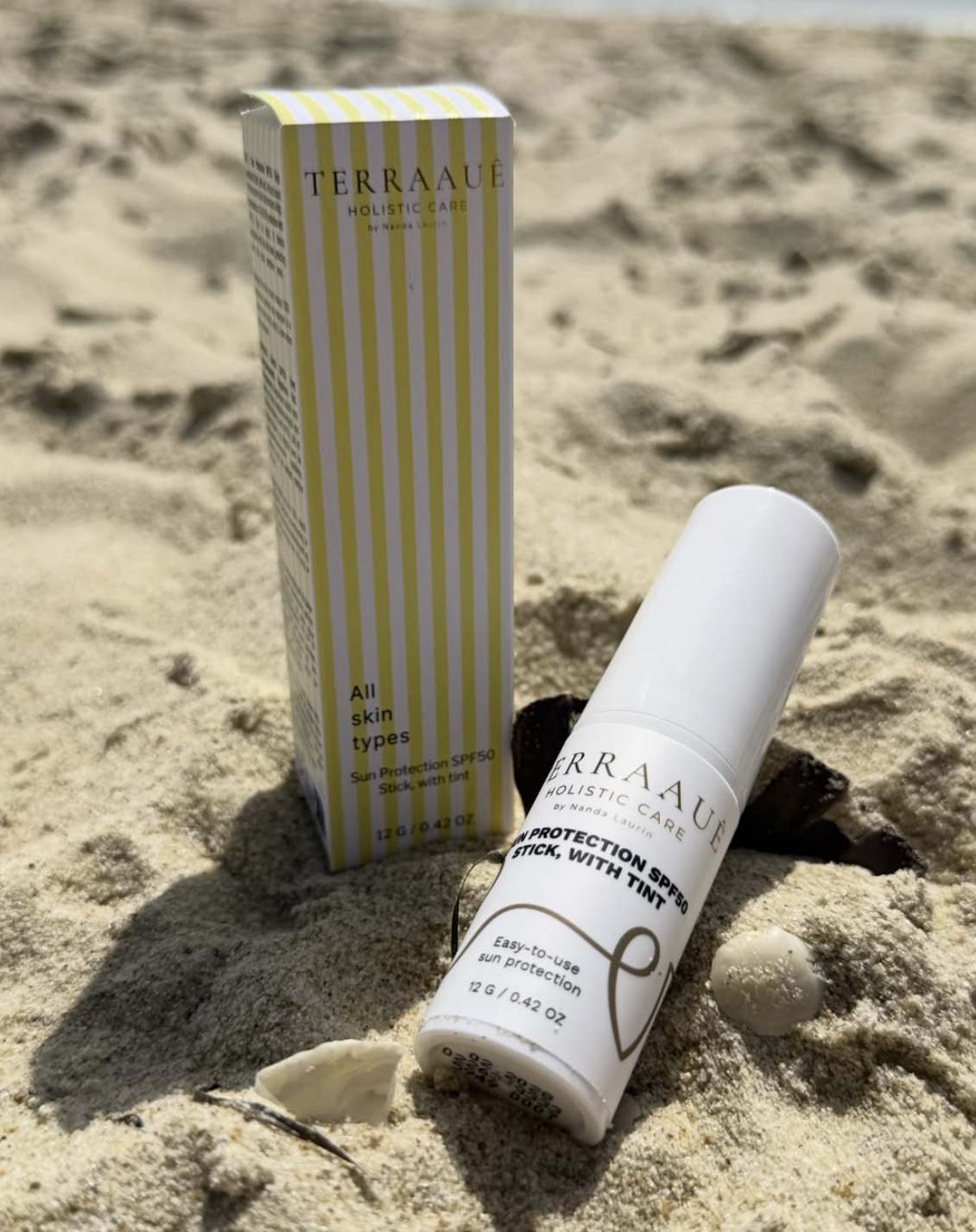 Sun Protection SPF50 Stick with Tint TERRAAUÊ na areia